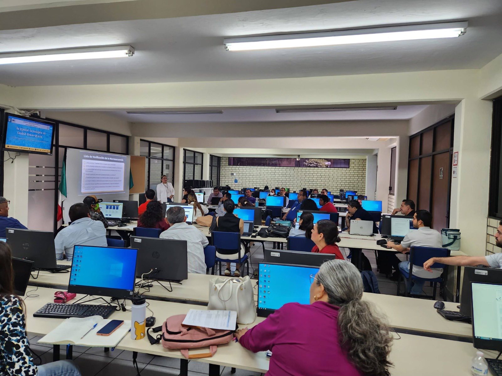 Docentes universitarios se preparan para el modelo híbrido 2026-2027