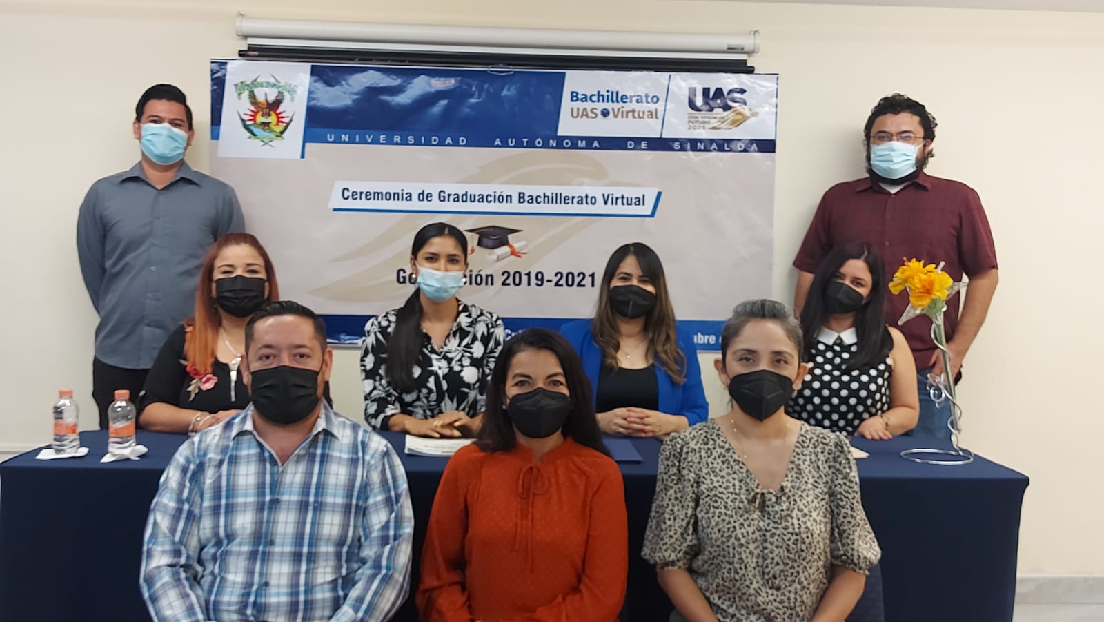 La imagen muestra los integrantes de la mesa del presidio, maestros y personal de UASVirtual.